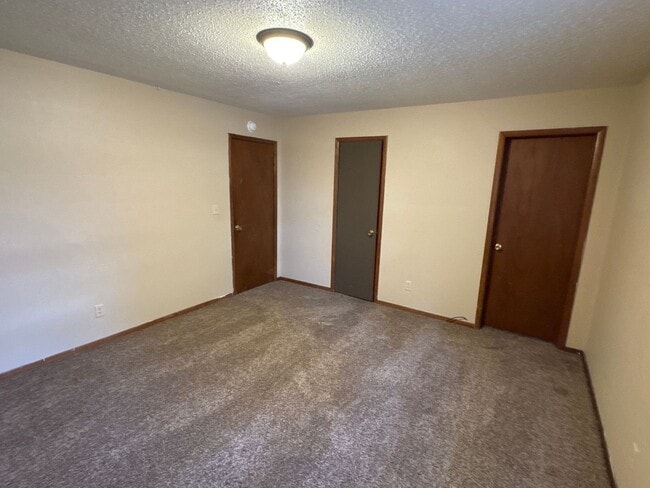Building Photo - 2 Bedroom 1 Bathroom duplex near Missouri ...