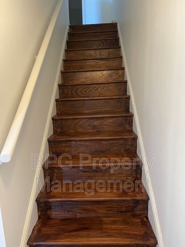 Building Photo - 123 Circle Dr