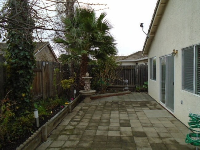 Building Photo - NICE SINGLE STORY 3 BEDROOM & 2 BATH IN DA...