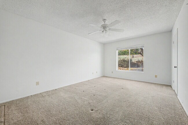 Building Photo - 2822 E Willow Ave