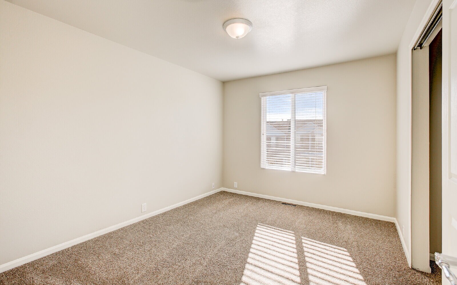 Building Photo - Granite Kitchen, Central AC, Oversized Gar...