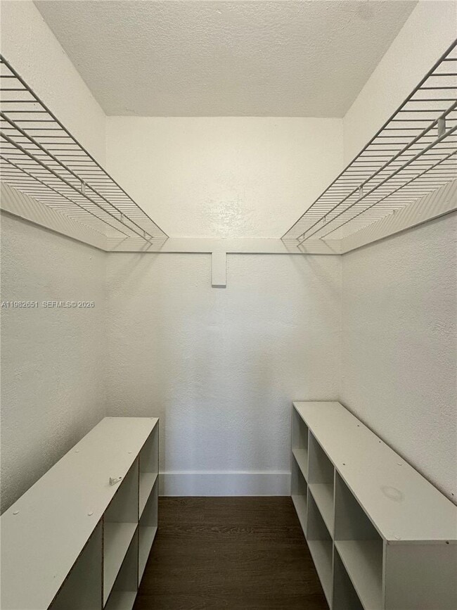 Building Photo - 913 NE 17th St