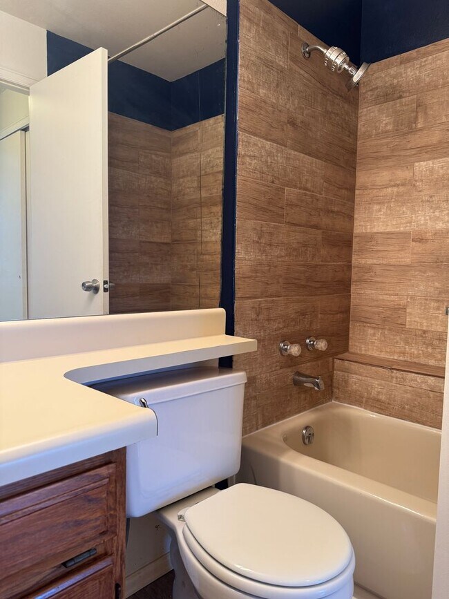 Building Photo - Adorable 2 Bedroom Condo w/Mountain Views!