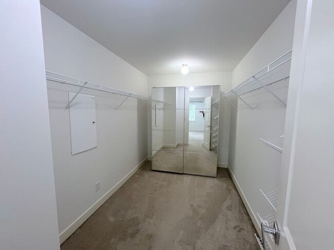 Building Photo - Spacious 4-Bedroom/3.5-Bathroom Townhome i...