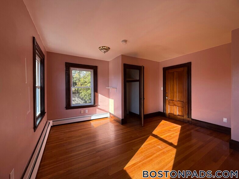 Building Photo - 547 Talbot Ave