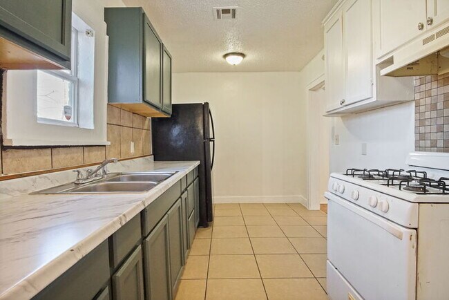 Building Photo - 2145 N Kate Ave