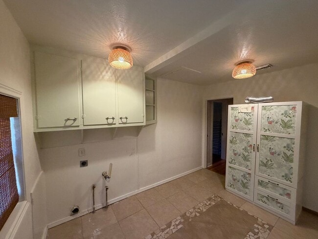 Building Photo - 3 Bed 1 Bath Home