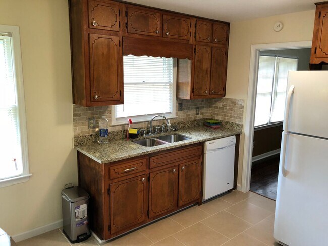 Building Photo - Wonderful Stone Mountain 4 bed 2.5 bath Ho...