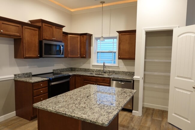 Building Photo - 755 Spartan Commodor Ln