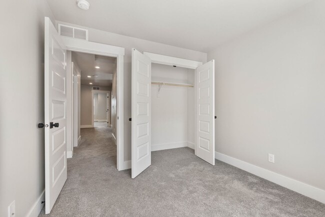 Building Photo - Awesome end unit 3 Bed 2.5 Bath townhome i...