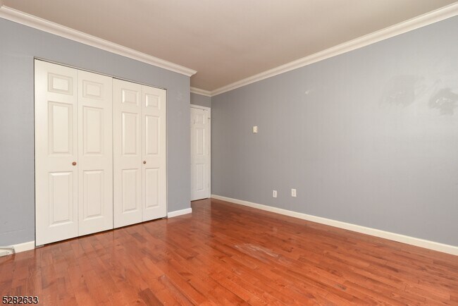 Building Photo - 304 4th Ave