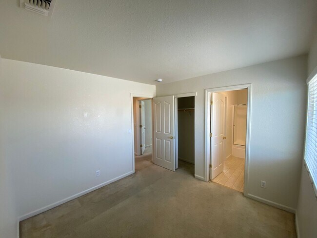 Building Photo - Spacious & Nice!