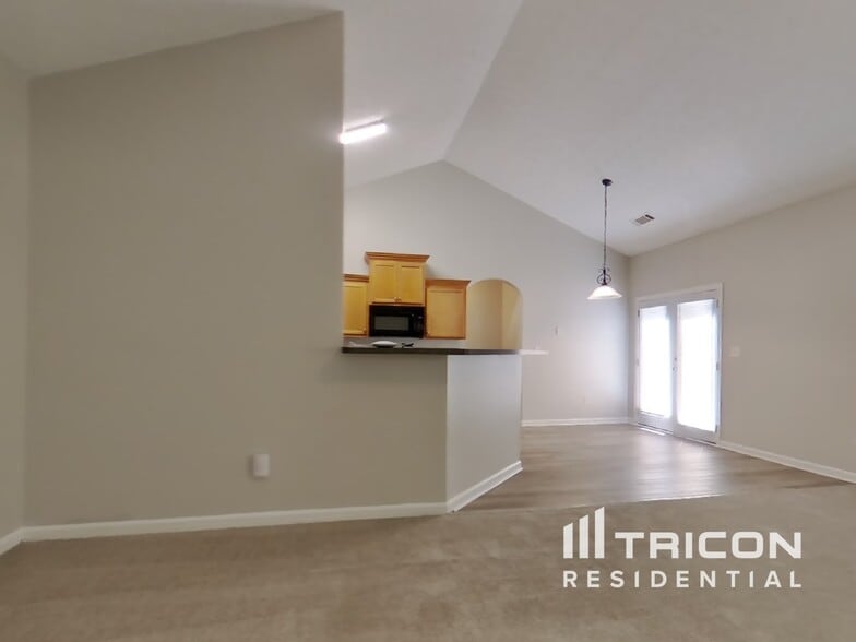 Building Photo - 5746 Lakeside Dr