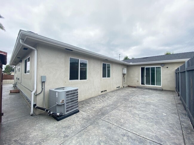 Building Photo - Large House, Great for Big Group! Close to...