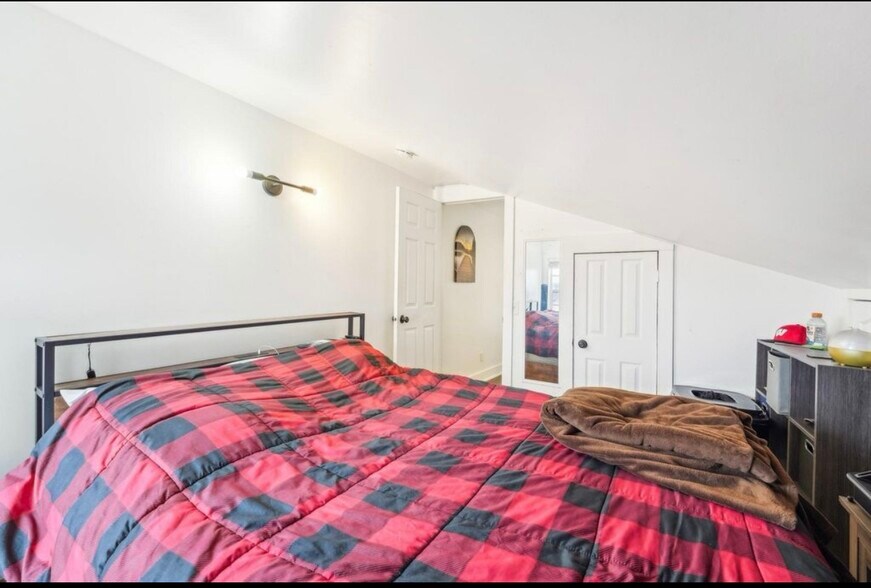 Building Photo - 424 3rd St