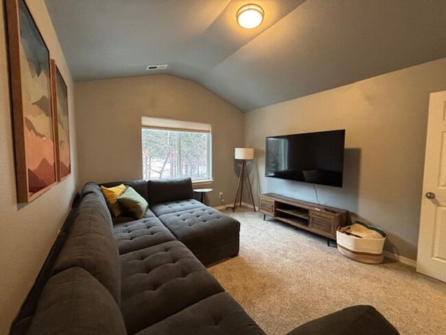 Building Photo - Seasonal Rental - Available August 16, 202...