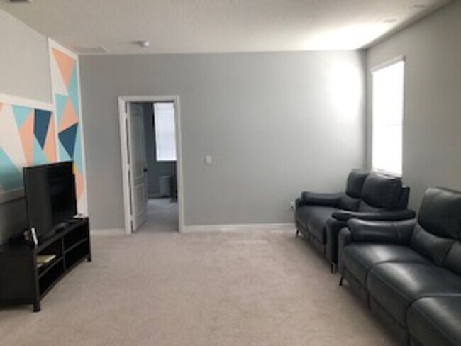 Building Photo - PRATICALLY BRAND NEW HOME IN GATED COMMUNITY!