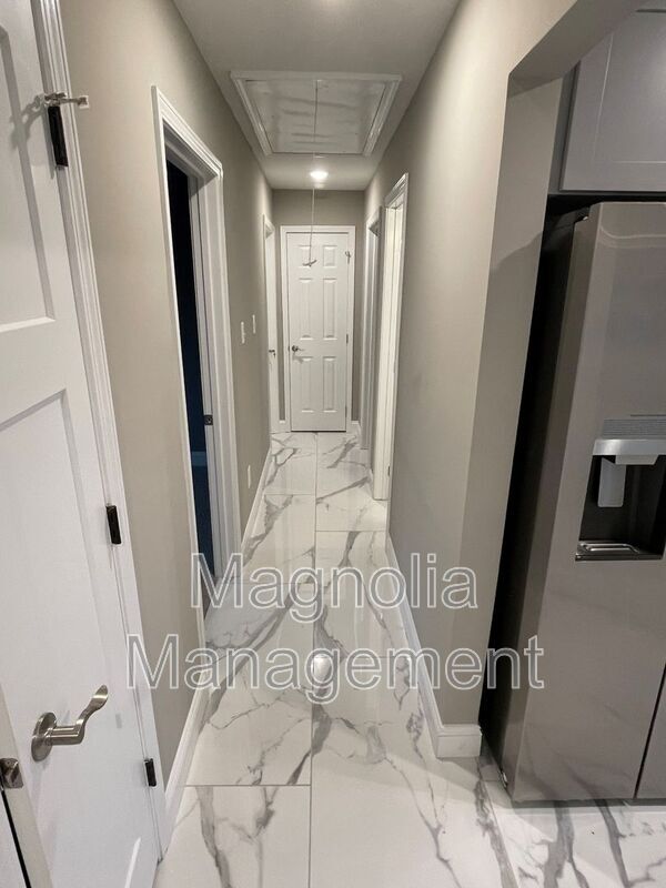 Building Photo - 704 Cardinal Dr