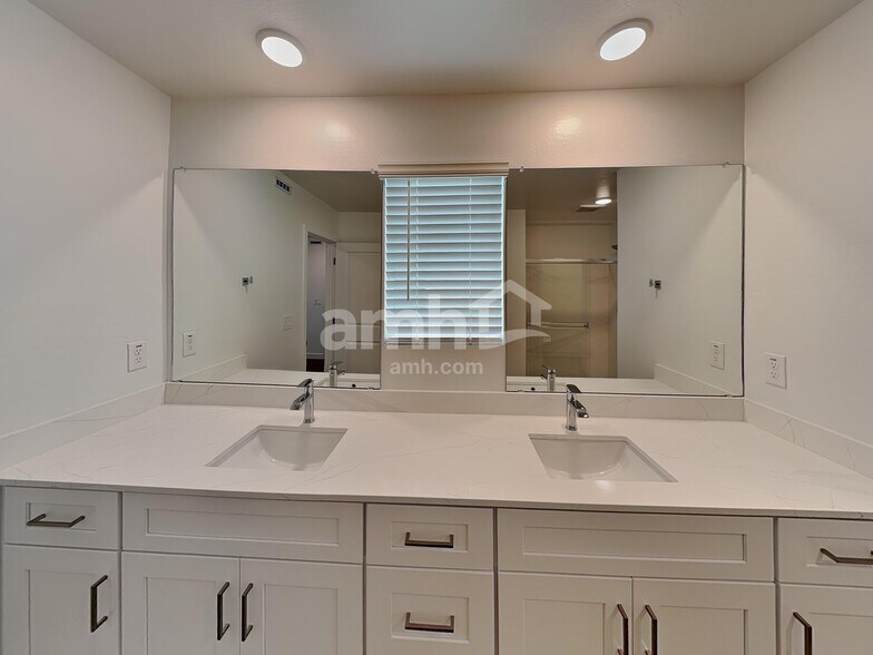 Building Photo - 9727 W Parkway Dr