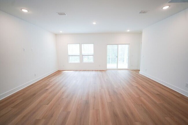 Building Photo - 128 Kingswood Cir