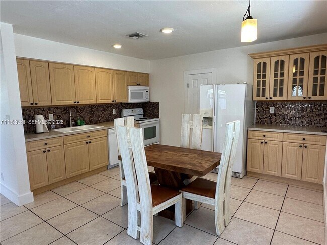 Building Photo - 28 SE 4th St