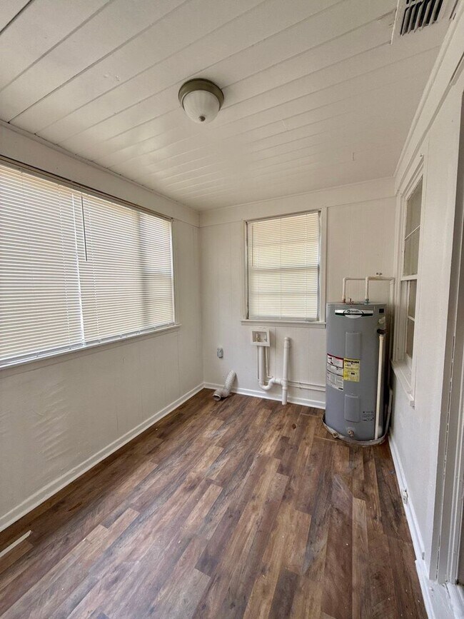 Building Photo - Large Single Family House for Rent.