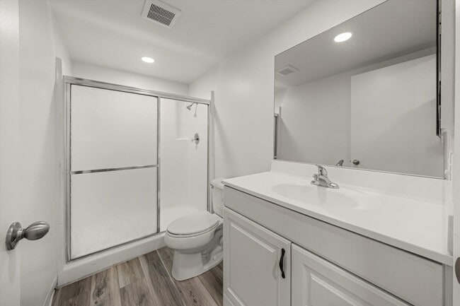 Building Photo - Large Renovated 3bed x 2.5bath Townhouse with Private Patio & 2-Car Garage