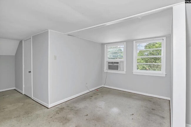 Building Photo - 3 Bedroom 1 Bathroom