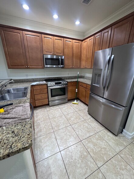 Building Photo - 9147 Delano St