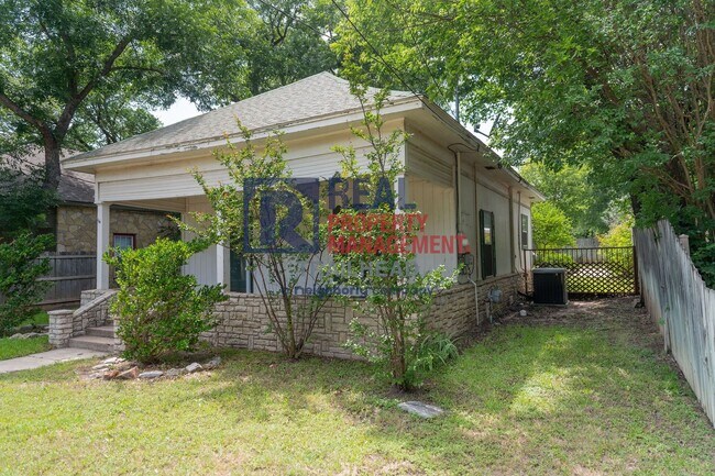Building Photo - Cozy 2 Bedroom Home Near Historic Downtown Glen Rose