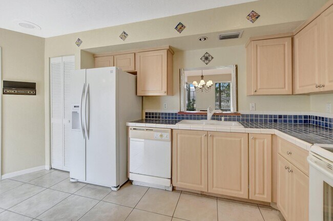 Building Photo - 6732 Canary Palm Cir