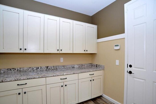 Building Photo - Stunning Executive Home (former model) in ...
