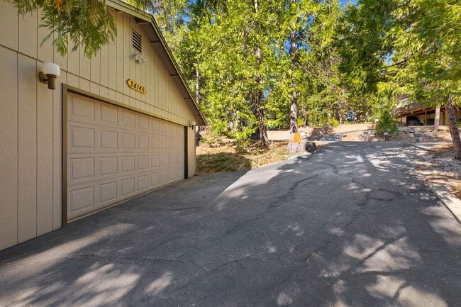 Building Photo - Fully Furnished 3 Bedroom Retreat in the Pines – Flexible 3–12 Month Lease