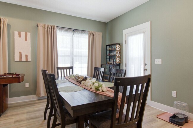 Building Photo - 4 Bedroom in CRESTVIEW!!