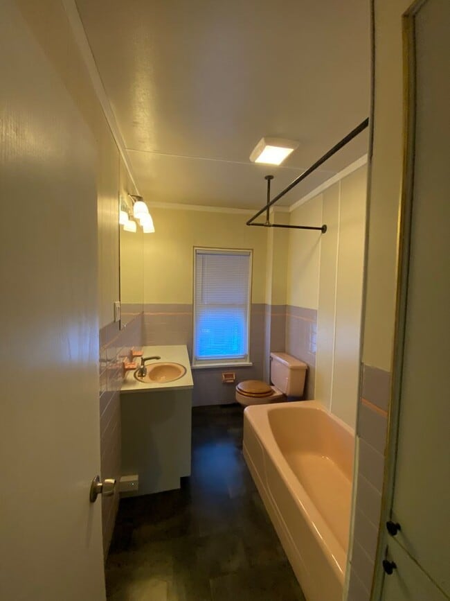 Building Photo - 3 Bdrm, 1.5 Bath