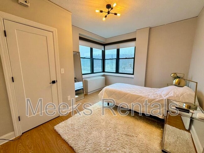 Building Photo - 1108 Kanawha Blvd E