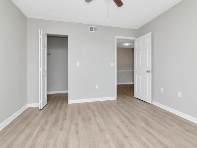 Building Photo - Updated Ground Floor 1BR - Move in Incenti...