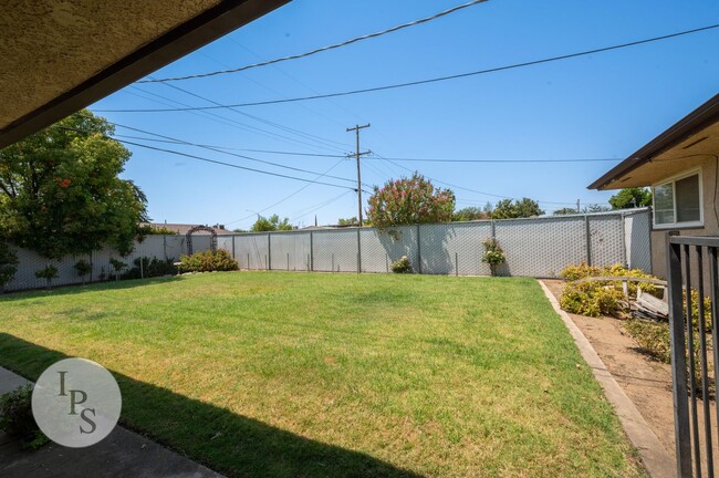 Building Photo - Fresno South East Home, 3BR/1BA, Built 195...
