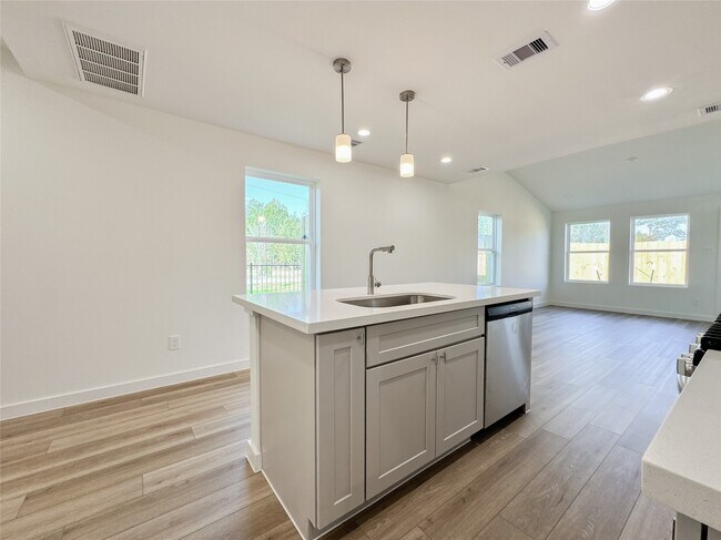 Building Photo - 824 Waxahachie St