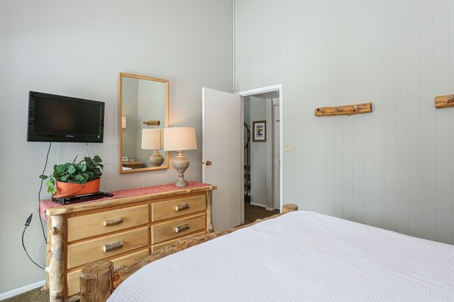 Building Photo - Move in Special! Keystone 2 bed/2bath! Plu...