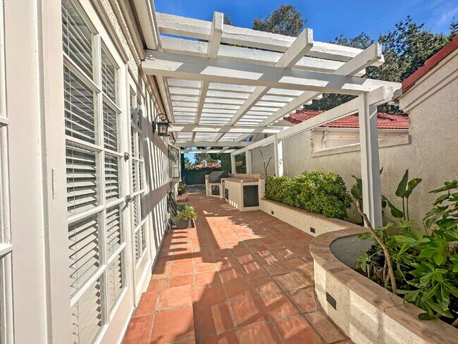 Building Photo - Welcome to this Charming Single-Story Home...