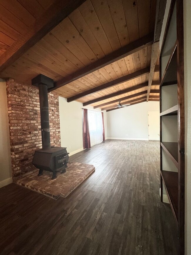 Building Photo - Private Renovated Home in Westside Redding