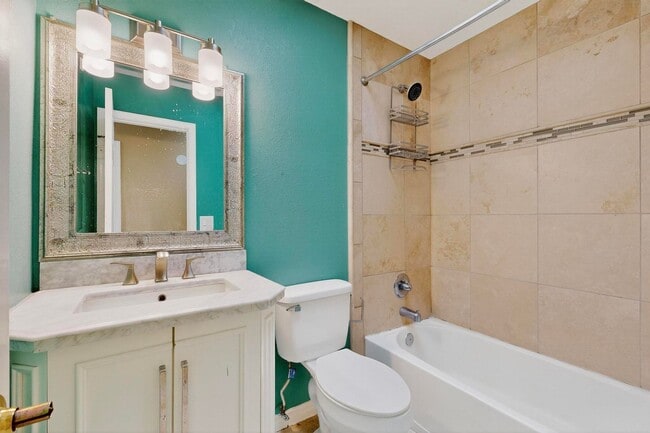 Building Photo - 3 bedroom, 2 bath single story home in Wes...