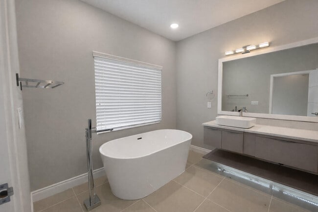 Building Photo - 2033 Greenbriar Ter