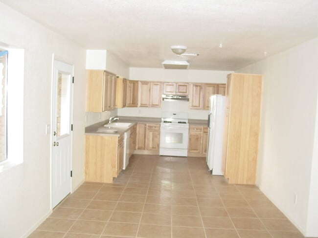 Building Photo - 3BR/2BA/2GA 1,768 sq.ft. rental in Sierra Vista, AZ- Brand New Tile In Bedrooms!!!