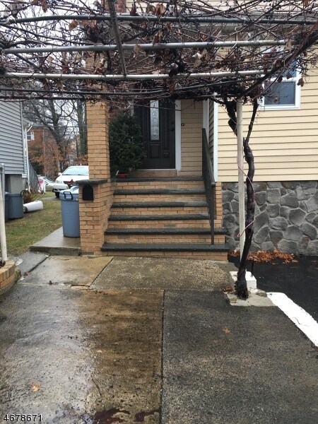 Building Photo - 503 Downer St