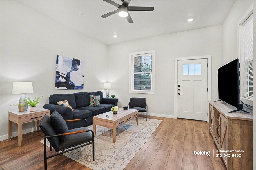 Building Photo - 1725 E Crockett St