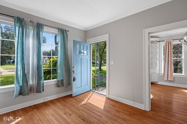 Building Photo - Check Out this 3 bed 2 bath!!