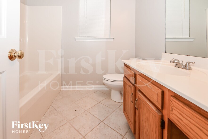 Building Photo - 3235 Leicester Dr