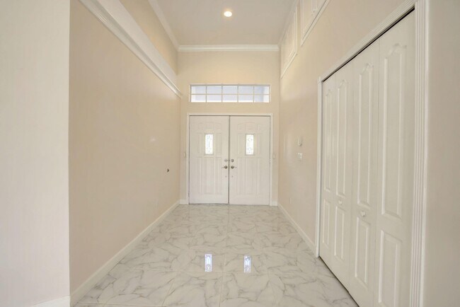 Building Photo - 8028 Plantation Lakes Dr